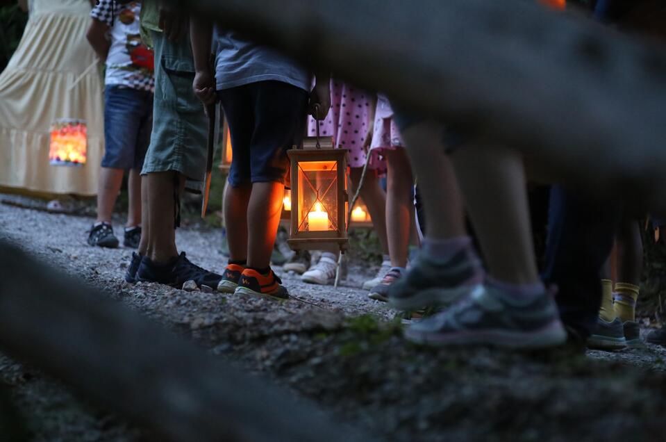 Kindergruppe mit brennenden Laternen | © ÖFM-Christiane Becker
