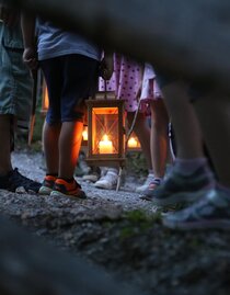 Group of children with lighted lanterns | © ÖFM-Christiane Becker | © ÖFM-Christiane Becker