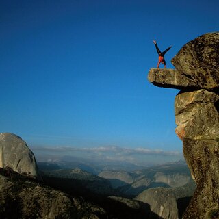 Alexander Huber im Handstand im Yosemite Nationalp | © Max Reichel