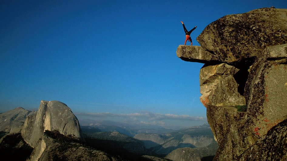 Alexander Huber im Handstand im Yosemite Nationalp | © Max Reichel
