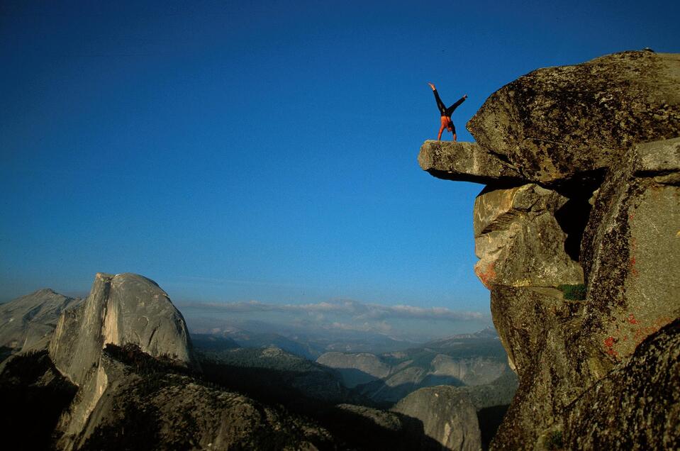 Alexander Huber im Handstand im Yosemite Nationalp | © Max Reichel
