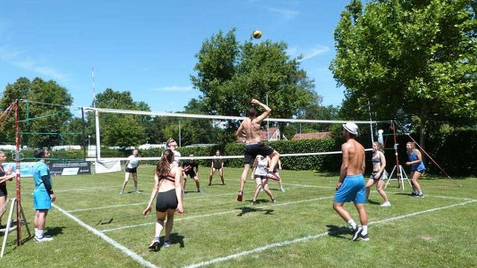 Rasen-Volleyball-Turnier | © TuS Bad Radkersburg