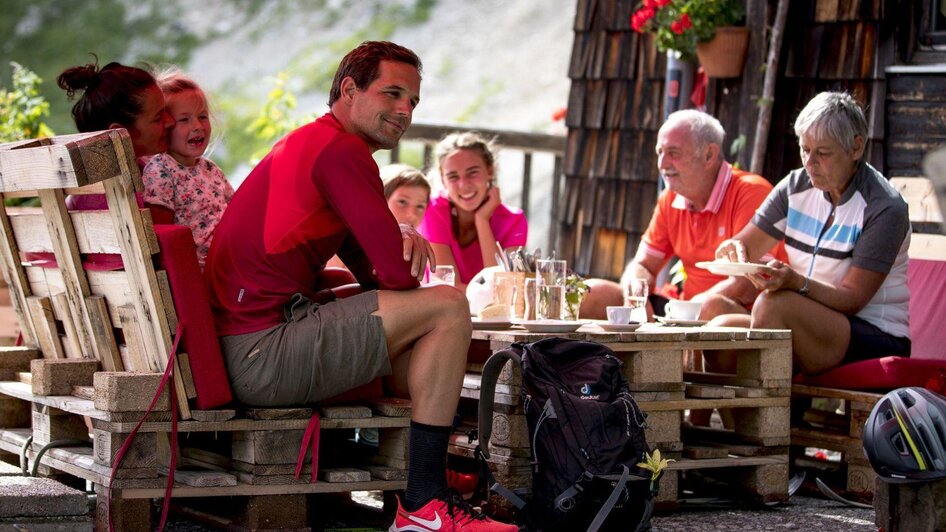 Loser-Alm, Altaussee, Familie mit Oma und Opa | © Tom Lamm