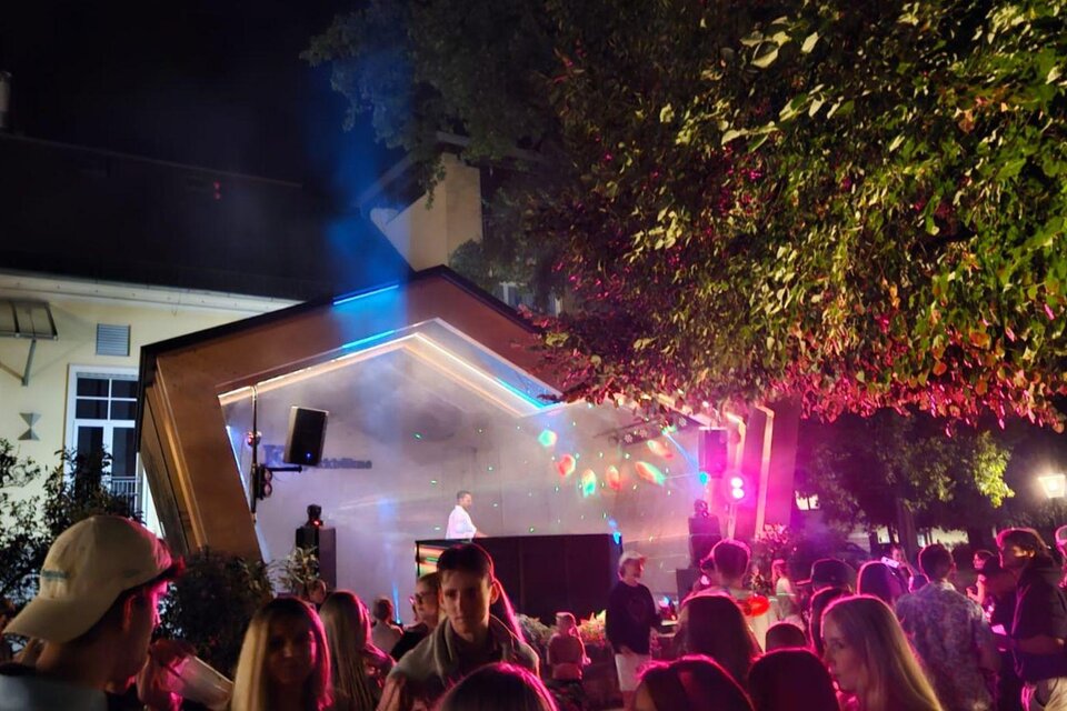 <p>Das Sommernacht Clubbing im Kurpark Bad Aussee. DJ BernArdo steht in der Kleinkunstbühne und sorgt mit roten  Lichteffekten und Nebel für Open-Air-Feeling. Zahlreiche Besucher genießen die Musik und feiern gemeinsam unter freiem Himmel.</p> | © Stadtmarketing Bad Aussee, stadtmarketing-badaussee.at