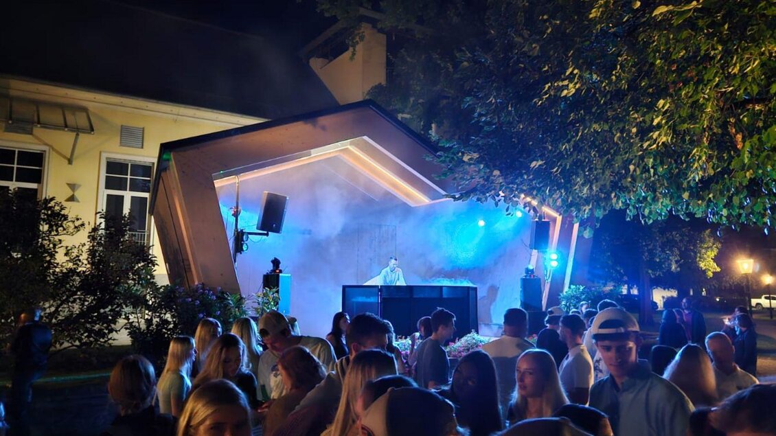 <p><p>Das Sommernacht Clubbing in Bad Aussee. DJ BernArdo steht in der Kleinkunstbühne im Kurpark und sorgt mit blauen Lichteffekten und Nebel für eine gute Stimmung. Zahlreiche Besucher genießen die Musik und feiern gemeinsam unter freiem Himmel.</p></p> | © Stadtmarketing Bad Aussee, stadtmarketing-badaussee.at/