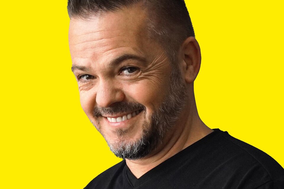 Ein lächelnder Mann mit Bart, der ein schwarzes T-Shirt trägt. Der Hintergrund ist leuchtend gelb. | © c-users-tip-downloads-verra-vorlagen-profilbild