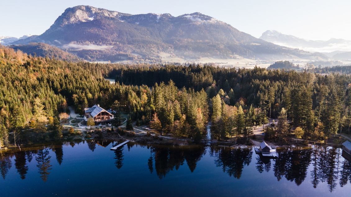 <p>Die malerische Landschaft am ruhigen Seeufer des Ödensees und diche Wälder. Im See spiegeln sich die Bäume und Bootshütten befinden sich am Wasser.</p> | © TVB Ausseerland Salzkammergut_Katrin Kerschbaumer