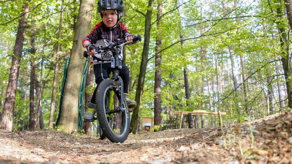 Kind beim Biken im 3Eiben Kids Bike Park | © 3Eiben Kids Bike Park