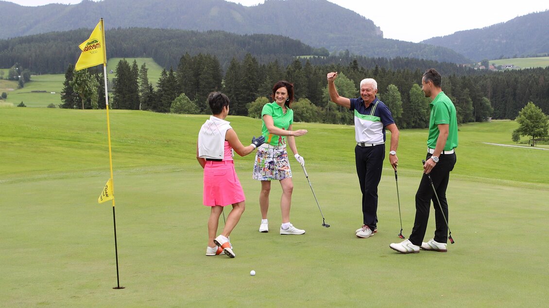 Golfer am Loch am Almenland Golfplatz in Passail | © Golfclub Almenland