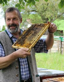 Beekeeper Kreiner_Bees_Oststeiermark | © Tourismusverband Oststeiermark | Christine Pollhammer | © Tourismusverband Oststeiermark