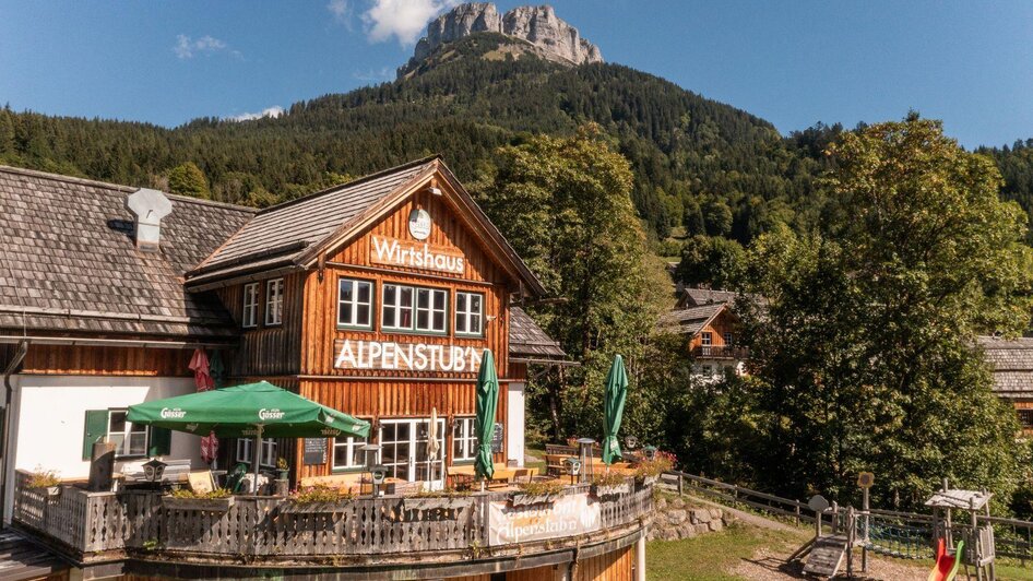 Alpenstube, Altaussee, Aussenansicht mit Terrasse | © Gerhard Wolkersdorfer
