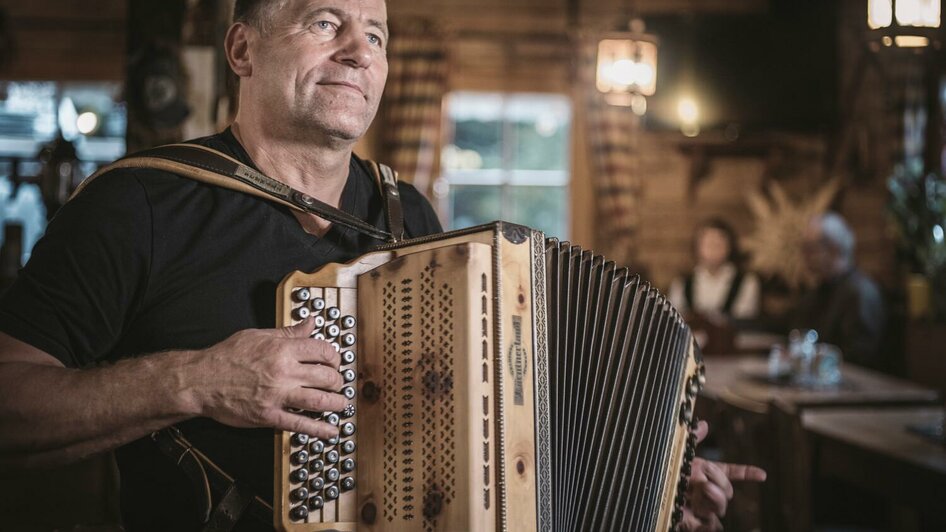 Hüttenwirt Karl sorgt für gute Stimmung | © Stefan Leitner