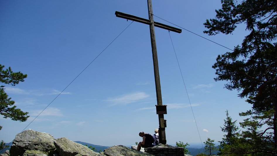 Gipfelkreuz mit Wanderer_Oststeiermark | © Oststeiermark Tourismus