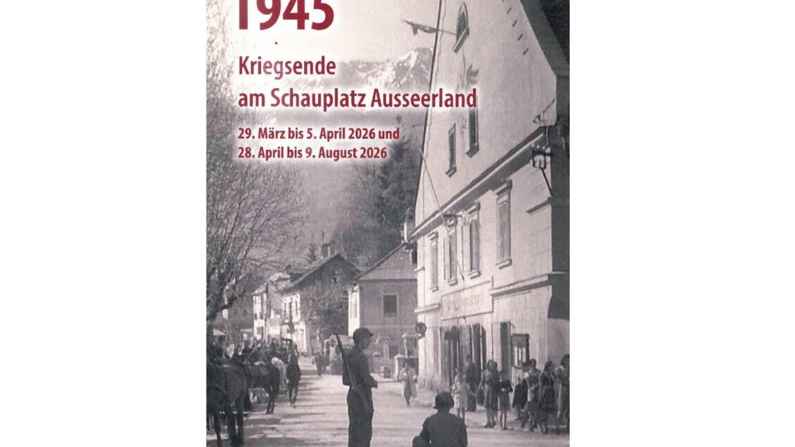Das Plakat zur Sonderausstellung "1945 - Kriegsende im Ausseerland" im Kammerhofmuseum in Bad Aussee. Es zeigt ein historisches Bild in schwarz-weiß mit einer Stadtansicht von Bad Aussee im Jahr 1945. Soldaten und Bewohner sind zu sehen.
 | © Kammerhofmuseum Bad Aussee Adelheid Petter