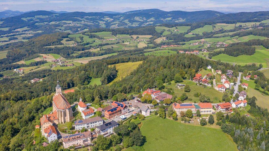 Wallfahrtsort Pöllauberg_Lustbild_Oststeiermark | © Helmut Schweighofer