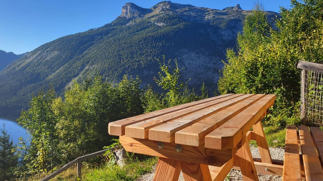 <p>Von Bürgermeisterbankerl aus, ist auch der Loser, der Hausberg von Altaussee, sichtbar. Im Hintergrund sind grüne Bäume und ein klarer blauer Himmel zu sehen.</p> | © TVB Ausseerland Salzkammergut