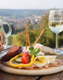 Snack with a view | © Bergmann Bernhard | BB1-Heuriger | © Bergmann Bernhard