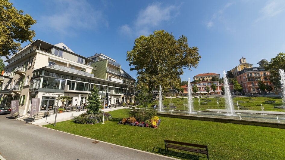 Wasserspiele vor der Delikaterie Terrasse | © TVB Thermen- & Vulkanland