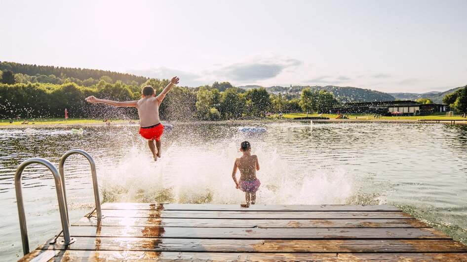 Sprung in den Badesee Pinggau | © Oststeiermark Tourismus