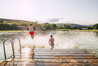 Dive into the Pinggau bathing lake | © Oststeiermark Tourismus