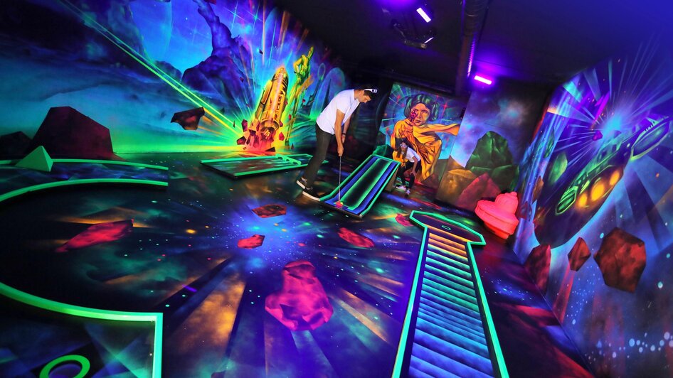 Black Light Minigolf Indoor - Impression #2.1