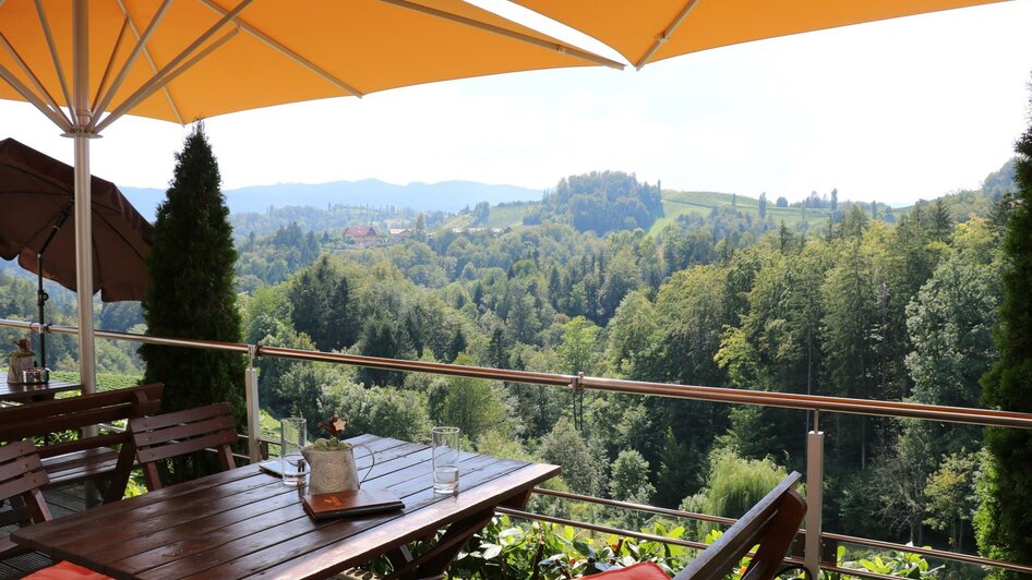 Terrasse Weingut Brenner | © Familie Brenner | Brenner am Rossberg Weingut