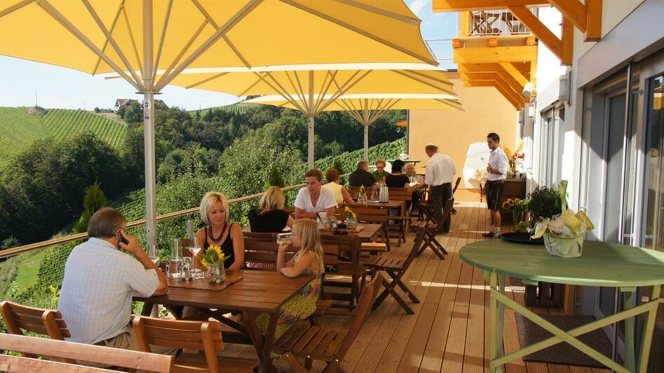 Terrasse | © Familie Brenner | Brenner am Rossberg Weingut