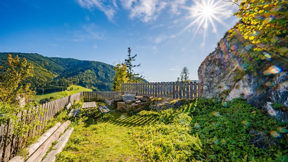 Eine schöne Aussicht auf eine grüne Landschaft mit Bergen im Hintergrund. Sonnenschein und blaue Himmel sorgen für eine helle, freundliche Atmosphäre. | © Erlebnisregion Murtal