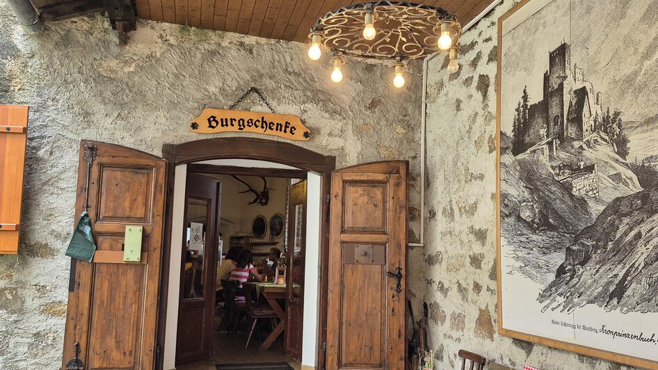 Eingang Schenke Burgruine Lichtenegg | © Andrea Stelzer