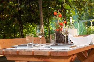 gedeckter Tisch im Garten | © Buschenschank Huber