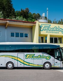 Busreisen Fasching_Bus grau Seite_Oststeiermark | © Busreisen Fasching | die Mosbacher´s | © Busreisen Fasching