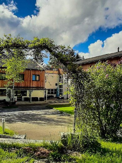 Café in Jufa, Bad Aussee, outdoor seating | © JUFA Hotels | Tanja Lorenzoni | © JUFA Hotels