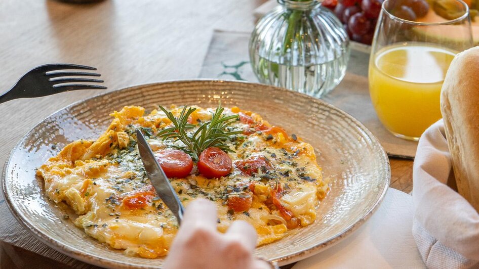 Frühstücken im Café DER HIRSCH | © Tobias Sudi