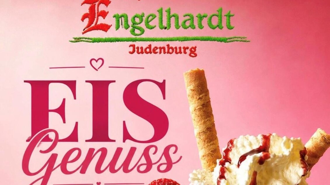 Ein verführerisches Eis mit Sahne und Fruchtsoße. Das Bild stammt aus dem Café Engelhardt in Judenburg. | © Cafe & Genuss Engelhardt