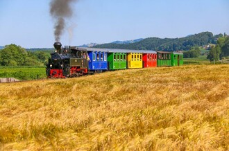 Bunte Zugsgarnitur dampft durch das Schilcherland | © Karl-Heinz Ferk