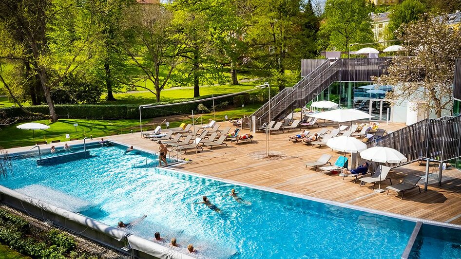 Außenbecken mitten im Kurpark Bad Gleichenberg | © Die Therme der Ruhe Bad Gleichenberg