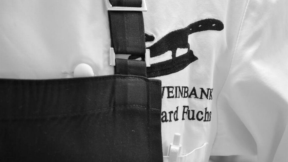 Weinbank - Logo auf Kochjacke | © TiNA Wort- und Markenatelier