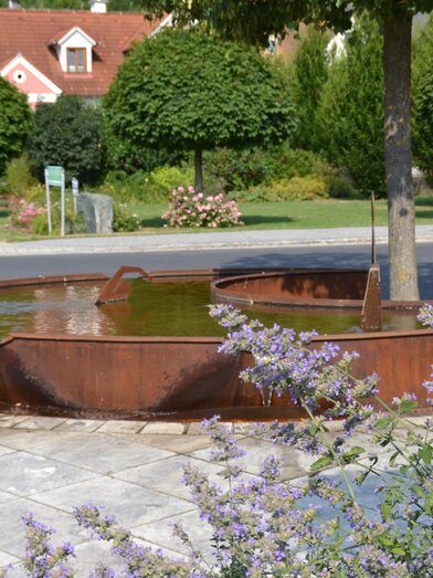 Dorfbrunnen im Ortszentrum | © Kurkommission Bad Blumau | J. Rath | © Kurkommission Bad Blumau