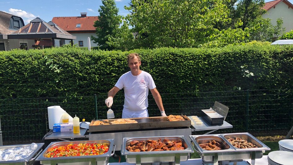 Outdoor Küche bei Gartenfest | © Dorfstubn