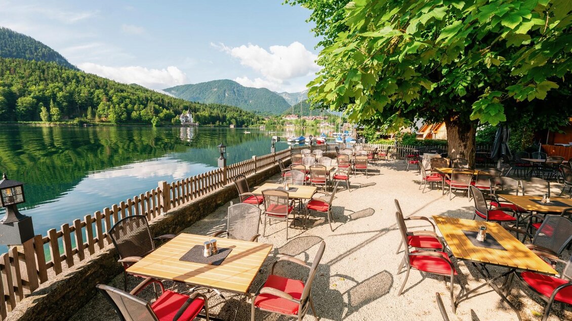 <p>Der Gastgarten beim Gasthaus Stöckl befindet sich auf der gegenüberliegenden Straßenseite und ermöglicht einen atemberaubenden Blick auf das Steirische Meer und die umliegenden Berge.</p> | © Gasthaus Stöckl