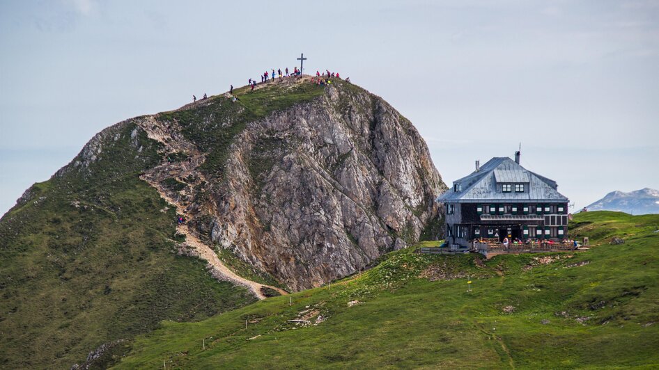 Reichensteinhütte mit Blick zum Gipfelkreuz | © W. Kure