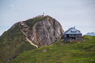 Reichensteinhütte mit Blick zum Gipfelkreuz | © W. Kure