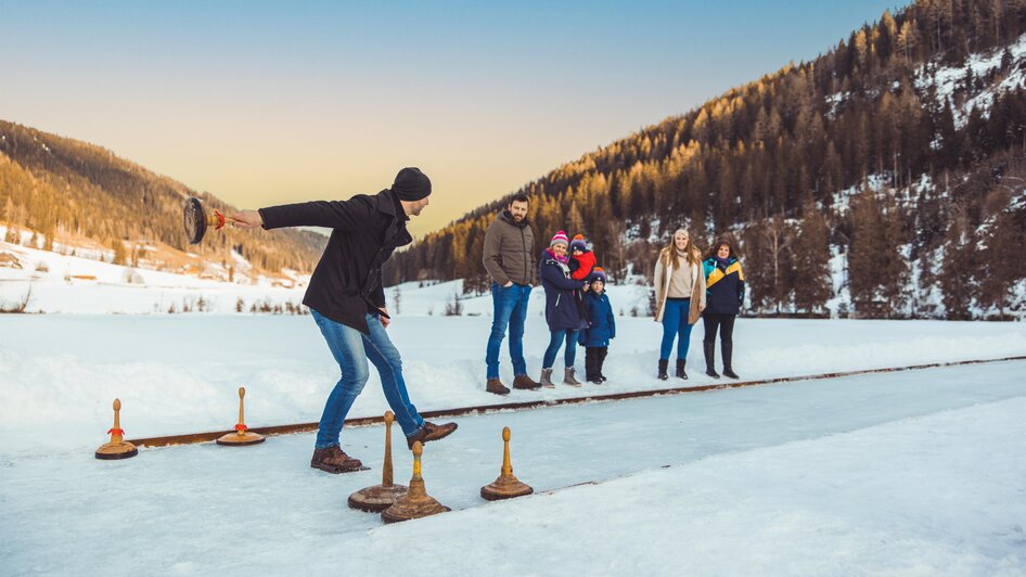 Eisstockschießen Familie | © Tourismusverband Murau