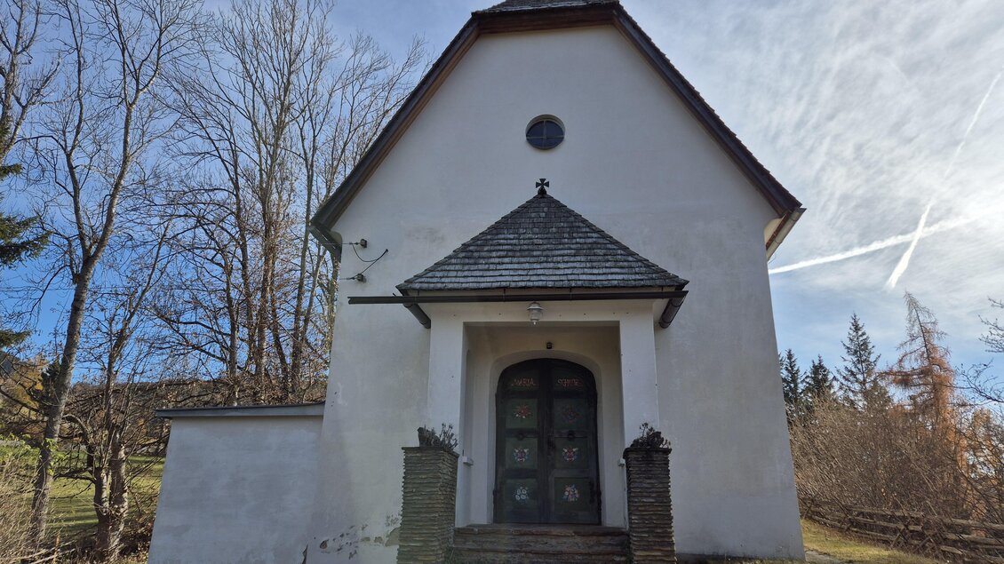 Eine kleine, weiße Kapelle steht auf einer Anhöhe. Umgeben von Bäumen strahlt sie Ruhe und Frieden aus. | © Tourismusverband Murau