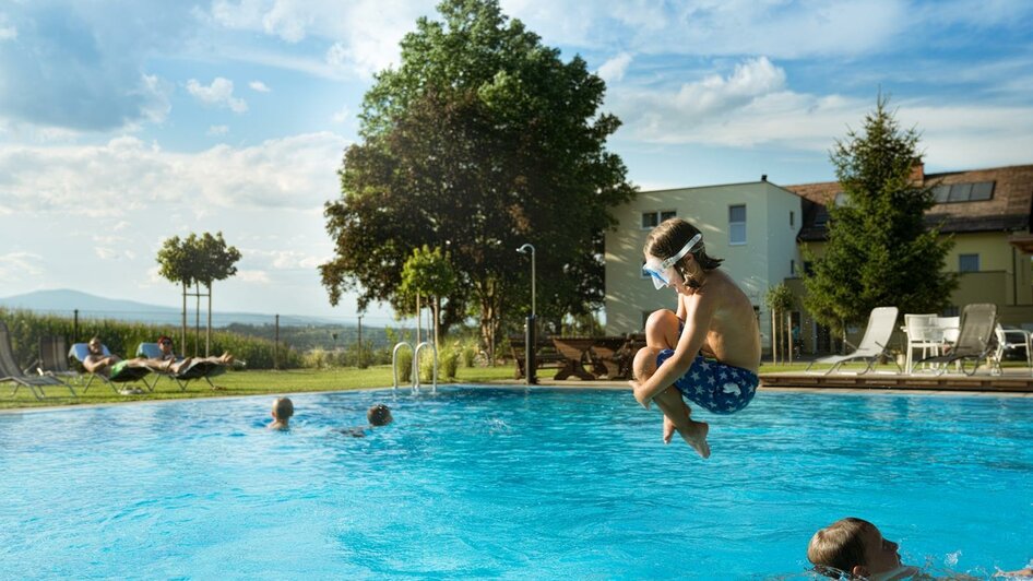 Erfrischendes Freibad beim Martinhof | © Martinhof