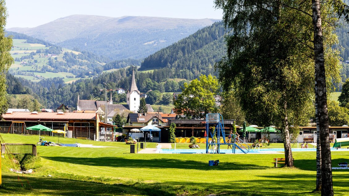 Blick vom Hochseilgarten ins Freibad Oberwölz | © TV Murau