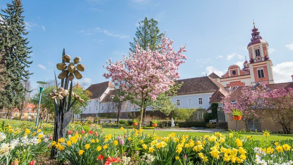 Schlosspark_Blick auf Kirche_Oststeiermark | © Helmut Schweighofer