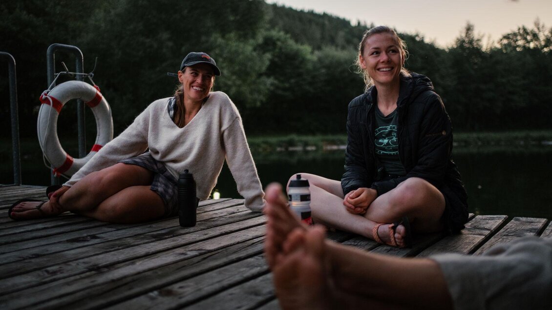 Abendstimmung von Radlern nach einer Radtour am Steg vom Freizeitsee. | © Christoph Lukas