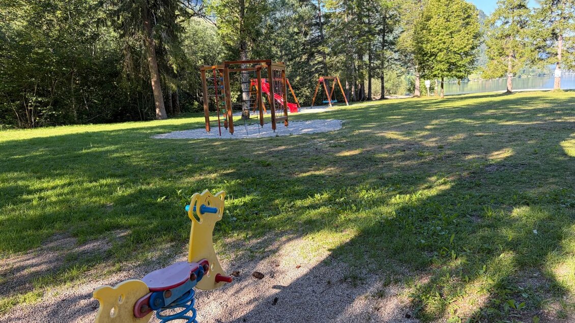 <p>Der Spielplatz beim Freizeitzentrum in Gößl mit Schaukeln und Rutsche. Im Vordergrund steht ein gelbes Wippgerät.</p> | © TVB Ausseerland/Johanna Rastl