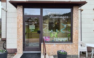 Friseur Buttinger Eingang | © Stephanie Bor